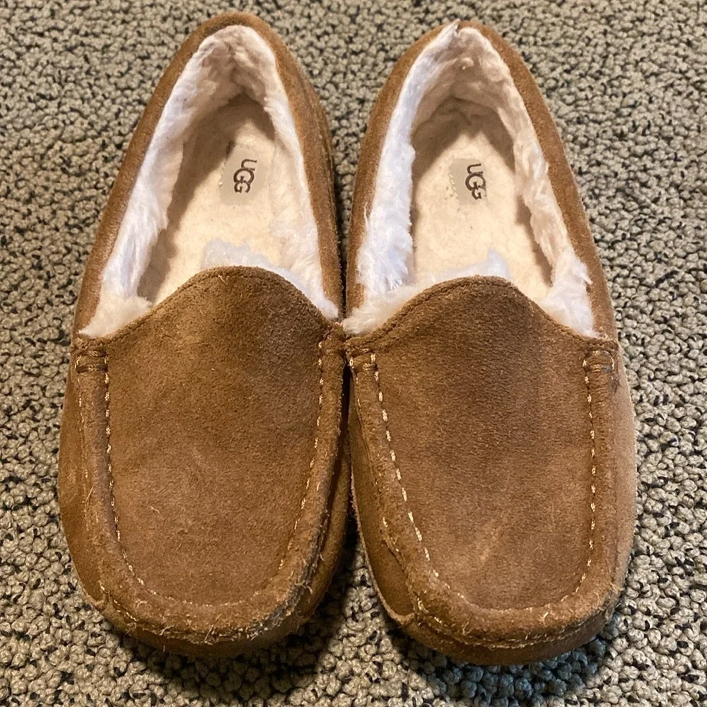 Ugg Brown Slip On Moccasins Size 5 in Like New Condition